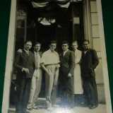 Tutto inizi� con Dino Melfi (al centro della foto con la giacca). Dopo essere stato barbiere per vent�anni fu lui il primo ad aprire un esercizio per signore in corso Cavour, nelle vicinanze del bar Mokador